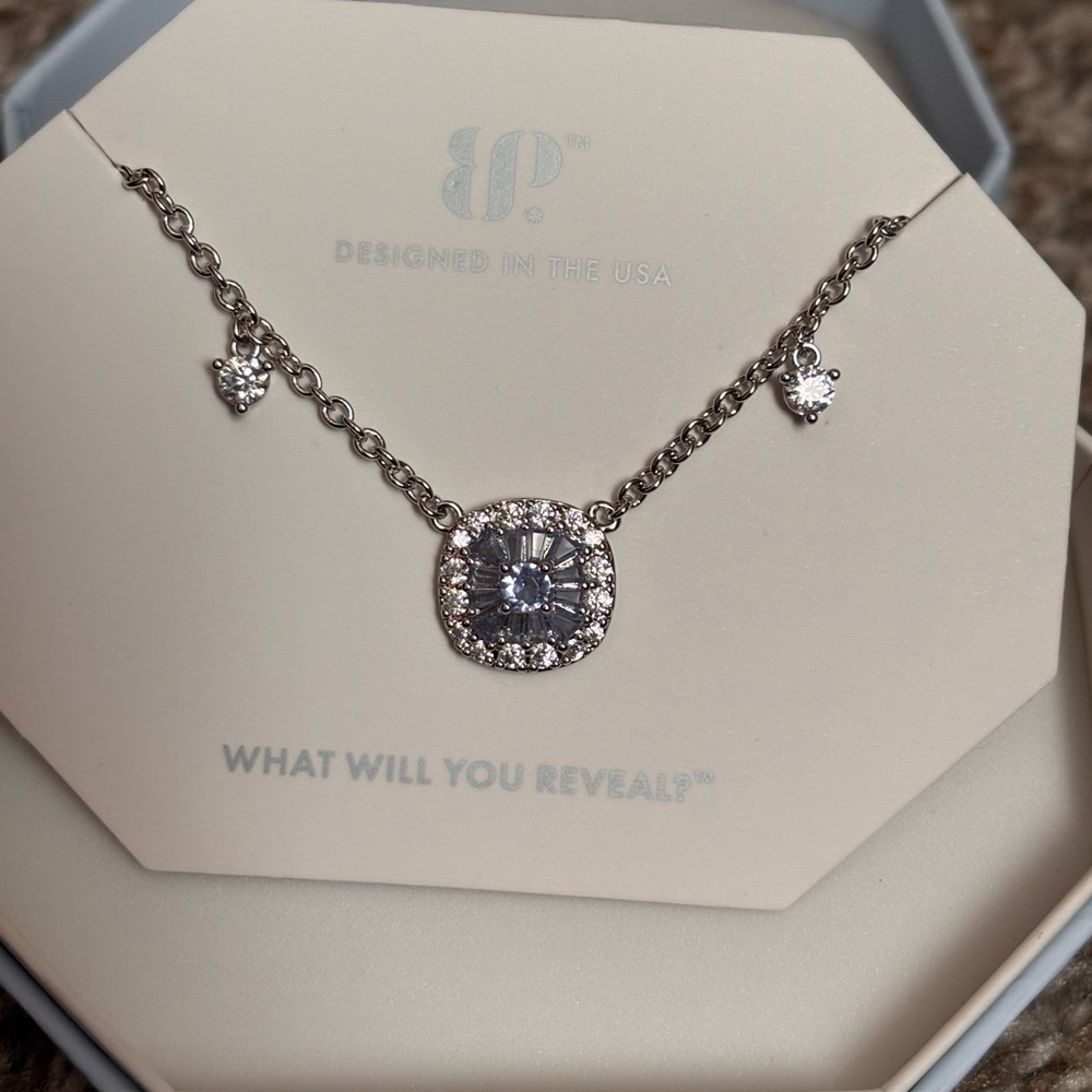 New OG necklace stunning and simple